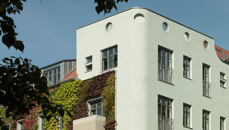 Neubau mit begrünter Fassade in Berlin Kreuzberg
